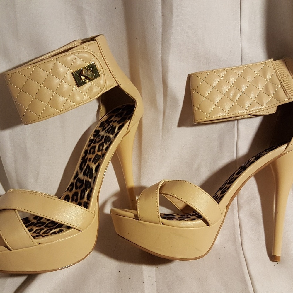 Cream heel with ankle strap. - Picture 4 of 4